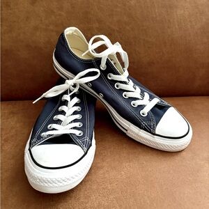 Converse Chuck Taylor AllStar Navy blue sneaker tennis shoes. Women’s 9, Men’s 7